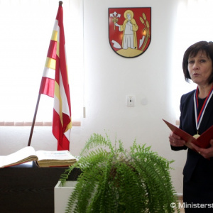 Minister obrany P. Gajdoš si uctil pamiatku rumunských vojakov v obci Senohrad a pri pamätníku v Centre výcviku Lešť