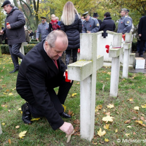 Minister Gajdoš si uctil pamiatku vojnových veteránov a na ich počesť zabehol 5 kilometrov