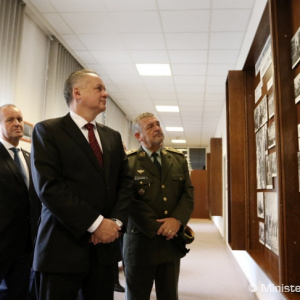 Prezident A. Kiska a minister obrany P. Gajdoš navštívili vojakov pozemných síl v Trenčíne