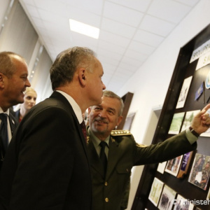 Prezident A. Kiska a minister obrany P. Gajdoš navštívili vojakov pozemných síl v Trenčíne