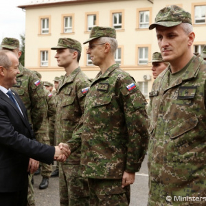 Prezident A. Kiska a minister obrany P. Gajdoš navštívili vojakov pozemných síl v Trenčíne