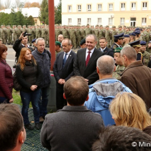 Prezident A. Kiska a minister obrany P. Gajdoš navštívili vojakov pozemných síl v Trenčíne