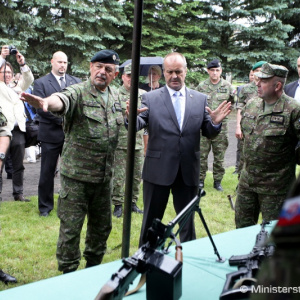 Minister obrany P. Gajdoš skontroloval ako sú ozbrojené sily pripravené na výcvik prvých dobrovoľných vojakov