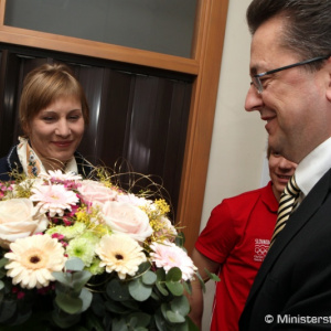A. Kuzminová dostala od ministra Glváča špeciálny budík, streľbu môže trénovať už od rána