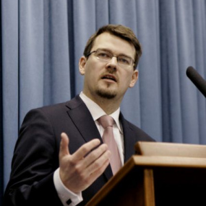 Štátny tajomní ministerstva obrany Róbert Ondrejcsák vysvetľuje prečo nie je výhodné pre ozbrojené sily mať vojakov na Cypre
