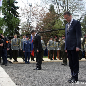 Minister obrany Martin Glváč si na vojenskom cintoríne Háj-Nicovô uctil obete druhej svetovej vojny