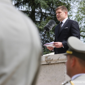 Minister obrany Martin Glváč si na vojenskom cintoríne Háj-Nicovô uctil obete druhej svetovej vojny