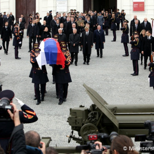 Slovenská republika sa dnes rozlúčila s prvým prezidentom SR a hlavným veliteľom vtedajšej Armády SR Michalom Kováčom