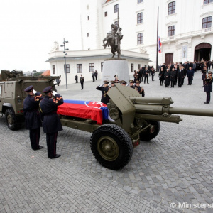 Slovenská republika sa dnes rozlúčila s prvým prezidentom SR a hlavným veliteľom vtedajšej Armády SR Michalom Kováčom