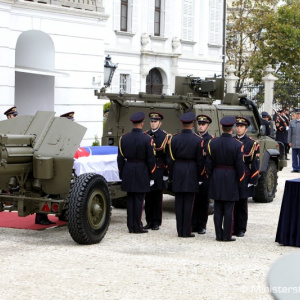 Slovenská republika sa dnes rozlúčila s prvým prezidentom SR a hlavným veliteľom vtedajšej Armády SR Michalom Kováčom