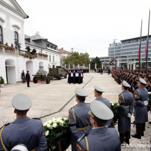 Slovenská republika sa dnes rozlúčila s prvým prezidentom SR a hlavným veliteľom vtedajšej Armády SR Michalom Kováčom