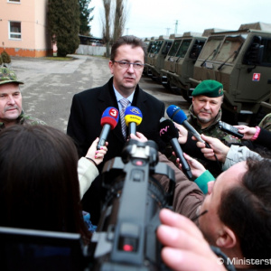 Minister Glváč odovzdal vojakom nové terénne vozidlá