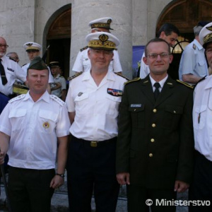 Náčelník Generálneho štábu Francúzska admirál Édouard Guillaud (druhý zľava), generálny duchovný major Miroslav Táborský a hlavný kaplán protestantských cirkví v ozbrojených silách Francúzska Bernard Delannoy