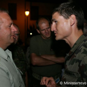 Podplukovník Milan Gajdoš a slovinský vojenský kaplán nadporučík Alexander Erniša