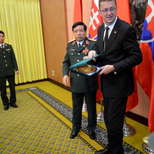 Slovensku sa črtá užšia spolupráca s Vietnamom v oblasti obrany, ministri podpísali memorandum