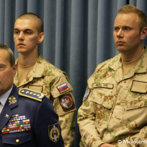 M. Glváč: „Som rád, že zdravotný stav oboch zranených vojakov sa rapídne zlepšuje. Veríme, že útočníka dolapia“