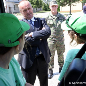 Študenti Detskej univerzity Komenského sa v Seredi zoznámili s náročnou prácou vojakov