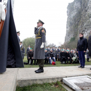 Minister Gajdoš si pripomenul pamiatku 17. novembra na cintoríne vo Vrakuni